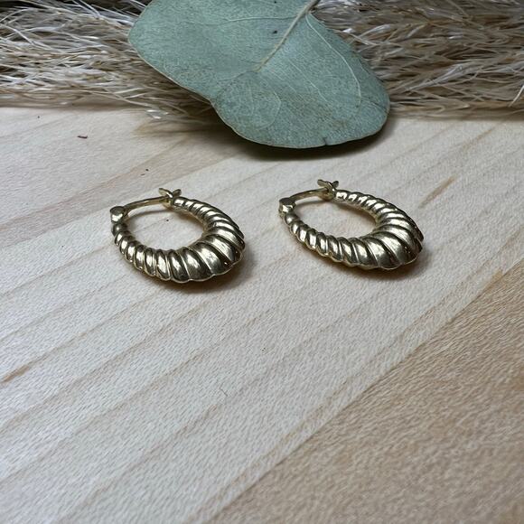 Vintage DN 14K Croissant Gold Scalloped shrimp style Hoop Earrings - Picture 9 of 9